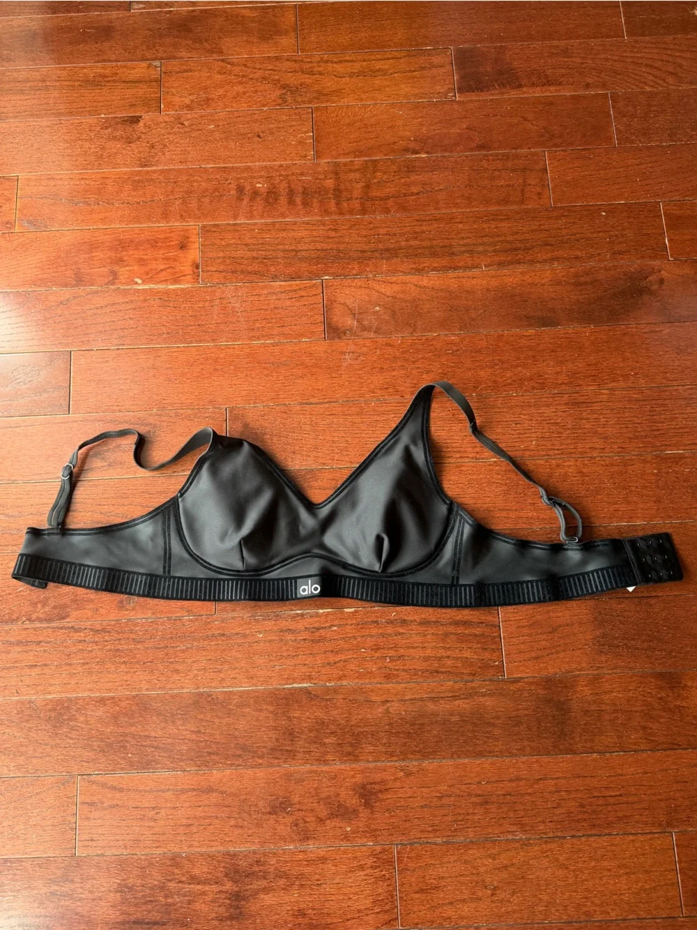 ALO Yoga Airlift Line Up V-Neck Sports Bra - Black